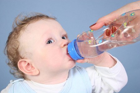 Cho trẻ uống nhiều nước là cách khắc phục nhanh chóng
